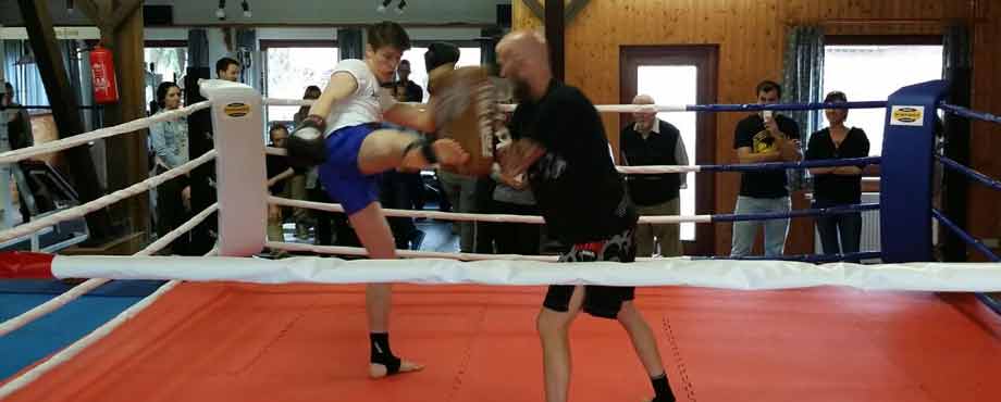 Boxkampf zwischen Trainer und Schüler