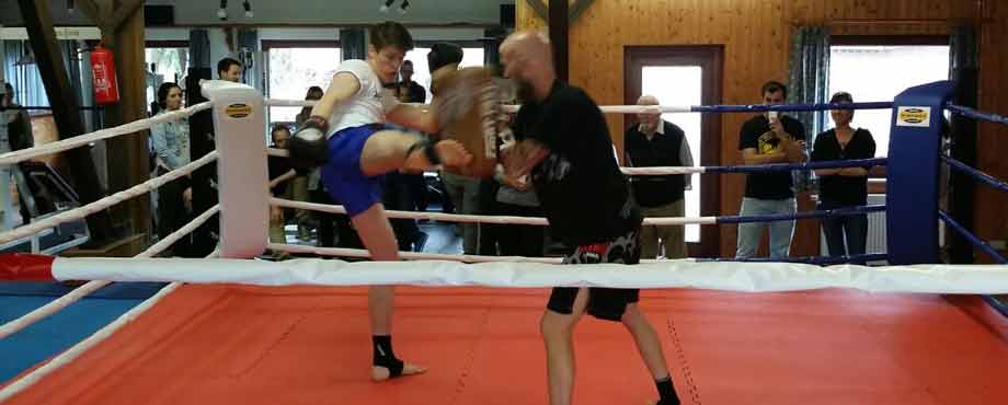 Boxkampf zwischen Trainer und Schüler